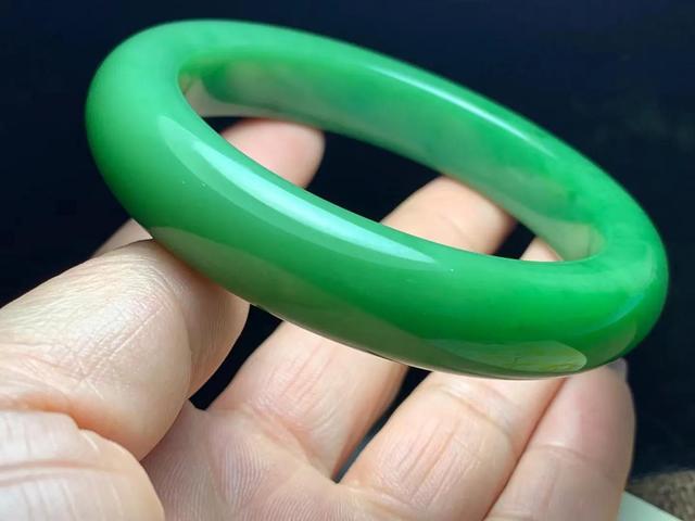 59mm翡翠手镯图片翡翠手镯有裂纹怎么办-第4张图片-翡翠网 59mm翡翠手镯图片翡翠手镯有裂纹怎么办-第4张图片-翡翠网