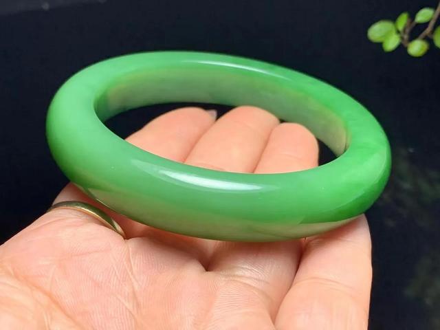 59mm翡翠手镯图片翡翠手镯有裂纹怎么办-第6张图片-翡翠网 59mm翡翠手镯图片翡翠手镯有裂纹怎么办-第6张图片-翡翠网