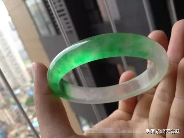 翡翠原石上色冒充老油皮,莫湾基黑乌沙油皮-第1张图片-翡翠网 翡翠原石上色冒充老油皮,莫湾基黑乌沙油皮-第1张图片-翡翠网