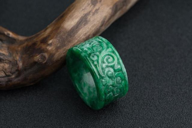 翡翠新手必备知识的简单介绍-第5张图片-翡翠网 翡翠新手必备知识的简单介绍-第5张图片-翡翠网