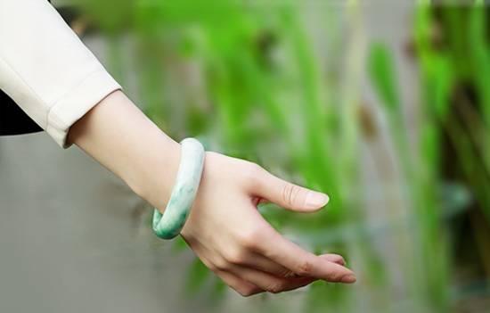 翡翠的硬知识大全和田玉硬还是翡翠硬-第6张图片-翡翠网 翡翠的硬知识大全和田玉硬还是翡翠硬-第6张图片-翡翠网