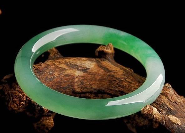 翡翠的硬知识大全和田玉硬还是翡翠硬-第10张图片-翡翠网 翡翠的硬知识大全和田玉硬还是翡翠硬-第10张图片-翡翠网