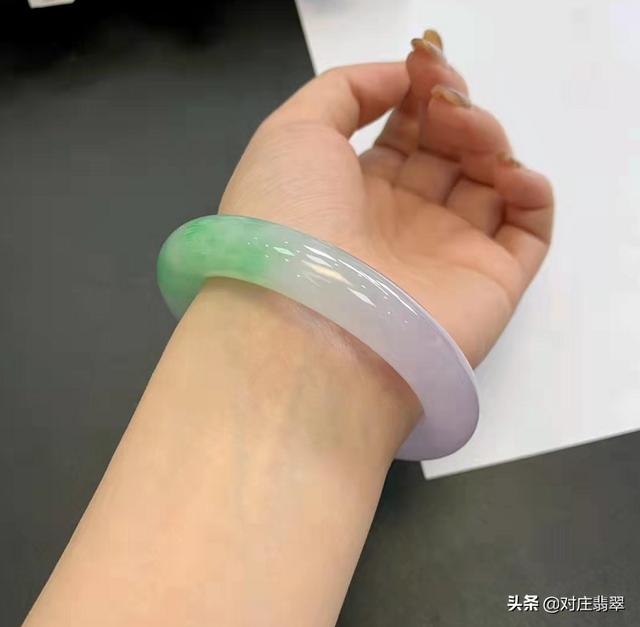 翡翠手镯湖蓝绿好不好看的简单介绍-第4张图片-翡翠网 翡翠手镯湖蓝绿好不好看的简单介绍-第4张图片-翡翠网