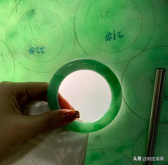 翡翠手镯湖蓝绿好不好看的简单介绍-第8张图片-翡翠网 翡翠手镯湖蓝绿好不好看的简单介绍-第8张图片-翡翠网