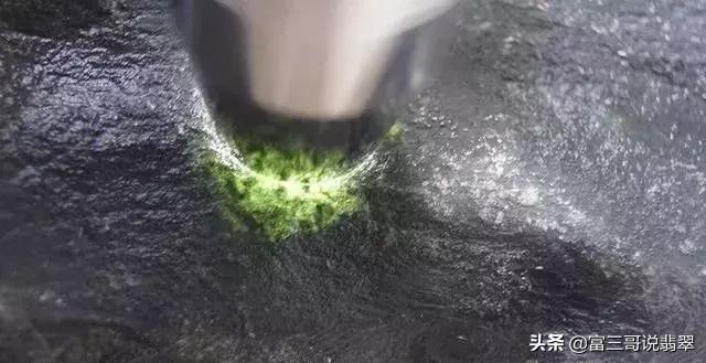 翡翠原石赌石讲解视频翡翠原石加工翡翠赌石怎么样-第3张图片-翡翠网 翡翠原石赌石讲解视频翡翠原石加工翡翠赌石怎么样-第3张图片-翡翠网