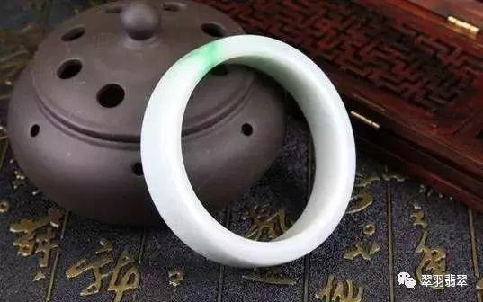 关于关于翡翠手镯的这些知识的信息-第7张图片-翡翠网 关于关于翡翠手镯的这些知识的信息-第7张图片-翡翠网