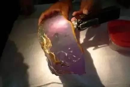 瑞丽翡翠市场瑞丽顶级翡翠原石-第1张图片-翡翠网 瑞丽翡翠市场瑞丽顶级翡翠原石-第1张图片-翡翠网