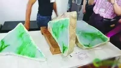 瑞丽翡翠市场瑞丽顶级翡翠原石-第3张图片-翡翠网 瑞丽翡翠市场瑞丽顶级翡翠原石-第3张图片-翡翠网
