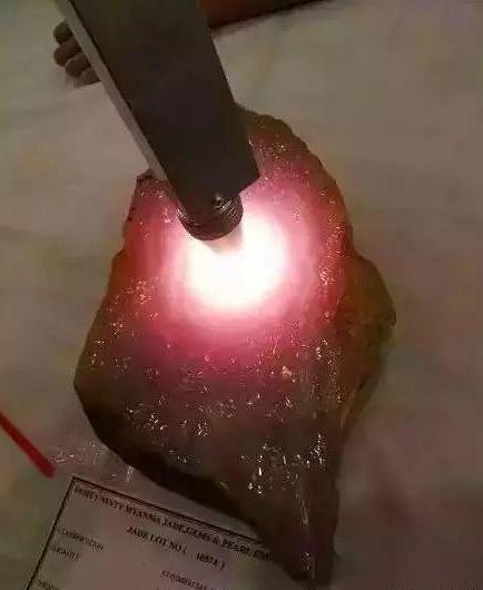 瑞丽翡翠市场瑞丽顶级翡翠原石-第4张图片-翡翠网 瑞丽翡翠市场瑞丽顶级翡翠原石-第4张图片-翡翠网