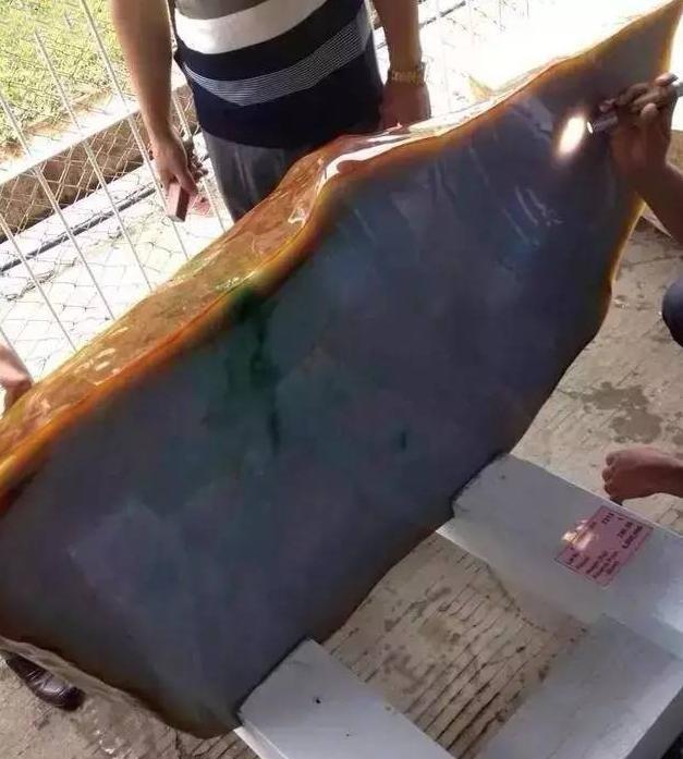 瑞丽翡翠市场瑞丽顶级翡翠原石-第8张图片-翡翠网 瑞丽翡翠市场瑞丽顶级翡翠原石-第8张图片-翡翠网