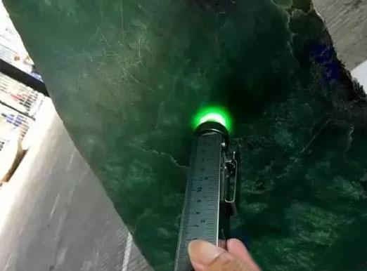 瑞丽翡翠市场瑞丽顶级翡翠原石-第9张图片-翡翠网 瑞丽翡翠市场瑞丽顶级翡翠原石-第9张图片-翡翠网