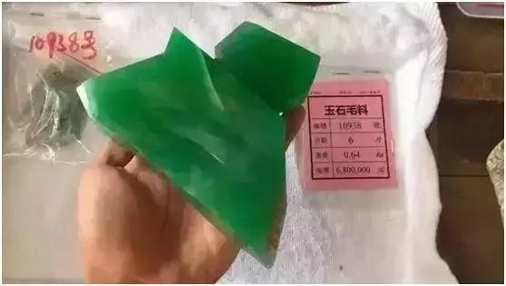 瑞丽翡翠市场瑞丽顶级翡翠原石-第11张图片-翡翠网 瑞丽翡翠市场瑞丽顶级翡翠原石-第11张图片-翡翠网