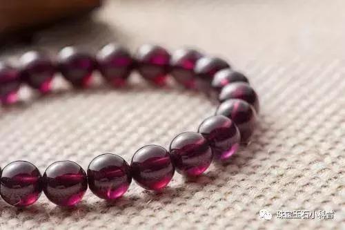 戴翡翠手镯能汗蒸吗汗蒸时能戴黄金手镯吗-第12张图片-翡翠网 戴翡翠手镯能汗蒸吗汗蒸时能戴黄金手镯吗-第12张图片-翡翠网