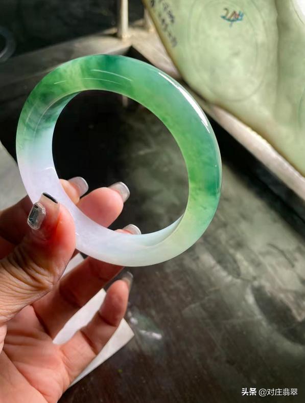 翡翠手镯搭配方法,2万的翡翠手镯-第10张图片-翡翠网 翡翠手镯搭配方法,2万的翡翠手镯-第10张图片-翡翠网