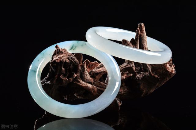 翡翠的沙眼手镯翡翠表面沙眼-第2张图片-翡翠网 翡翠的沙眼手镯翡翠表面沙眼-第2张图片-翡翠网