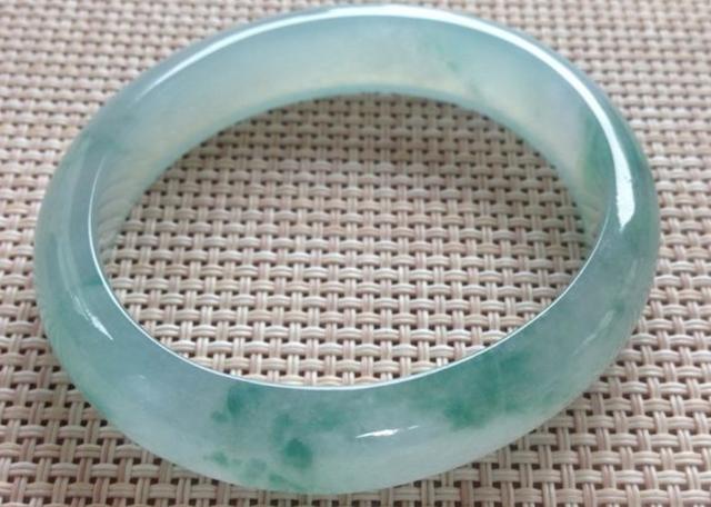 关于翡翠糯冰种a货价格的信息-第3张图片-翡翠网 关于翡翠糯冰种a货价格的信息-第3张图片-翡翠网