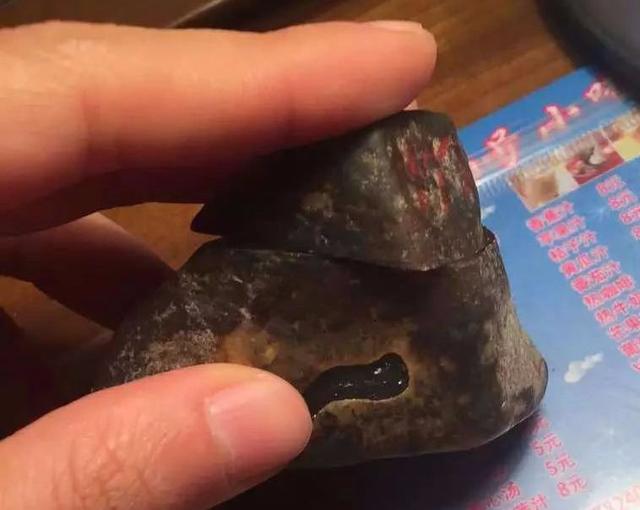 一块小小的翡翠原石出货,翡翠原石出货-第1张图片-翡翠网 一块小小的翡翠原石出货,翡翠原石出货-第1张图片-翡翠网