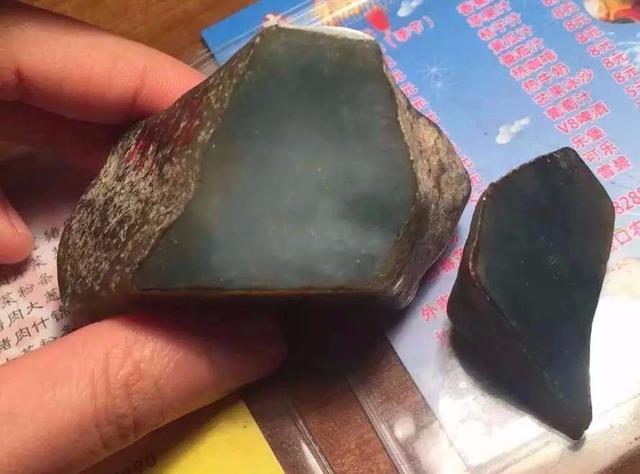 一块小小的翡翠原石出货,翡翠原石出货-第2张图片-翡翠网 一块小小的翡翠原石出货,翡翠原石出货-第2张图片-翡翠网