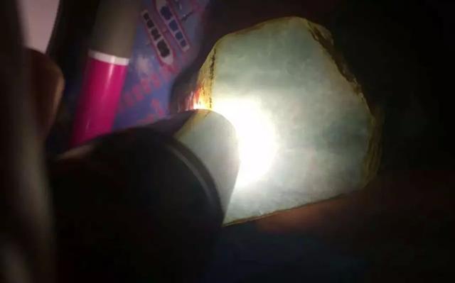 一块小小的翡翠原石出货,翡翠原石出货-第3张图片-翡翠网 一块小小的翡翠原石出货,翡翠原石出货-第3张图片-翡翠网