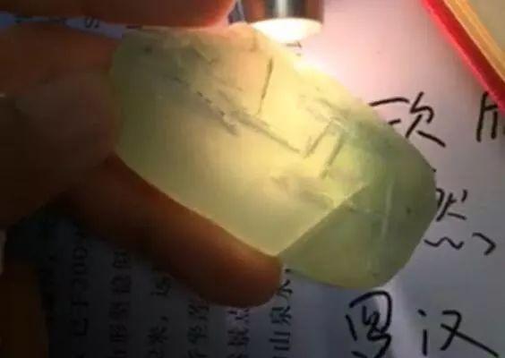 一块小小的翡翠原石出货,翡翠原石出货-第4张图片-翡翠网 一块小小的翡翠原石出货,翡翠原石出货-第4张图片-翡翠网