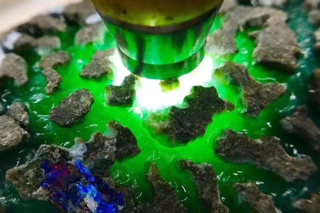 缅甸翡翠手镯什么品相最好,翡翠原石的品相是什么-第2张图片-翡翠网 缅甸翡翠手镯什么品相最好,翡翠原石的品相是什么-第2张图片-翡翠网