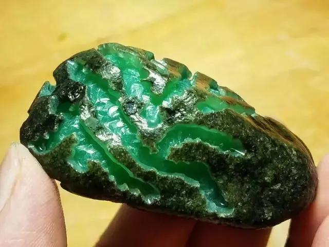 缅甸翡翠手镯什么品相最好,翡翠原石的品相是什么-第3张图片-翡翠网 缅甸翡翠手镯什么品相最好,翡翠原石的品相是什么-第3张图片-翡翠网