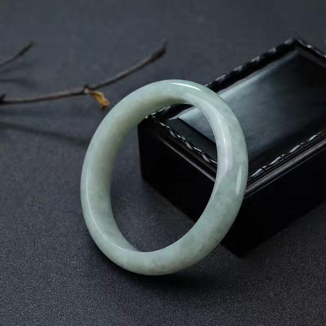 冰豆种翡翠手镯图片冰豆种翡翠价格走势-第2张图片-翡翠网