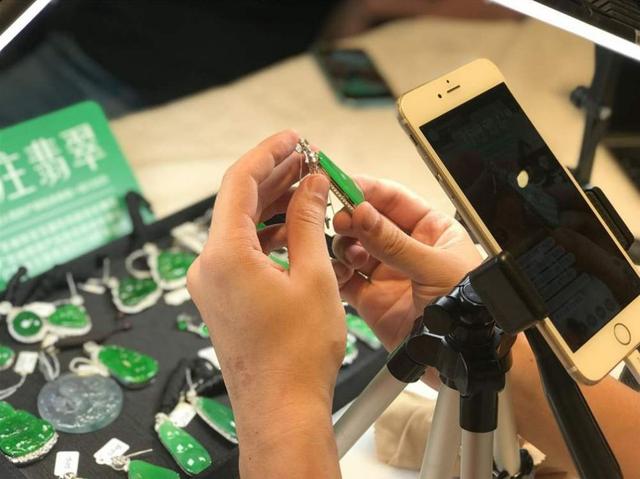 两色翡翠的行话怎么说翡翠行话知识大全-第2张图片-翡翠网 两色翡翠的行话怎么说翡翠行话知识大全-第2张图片-翡翠网