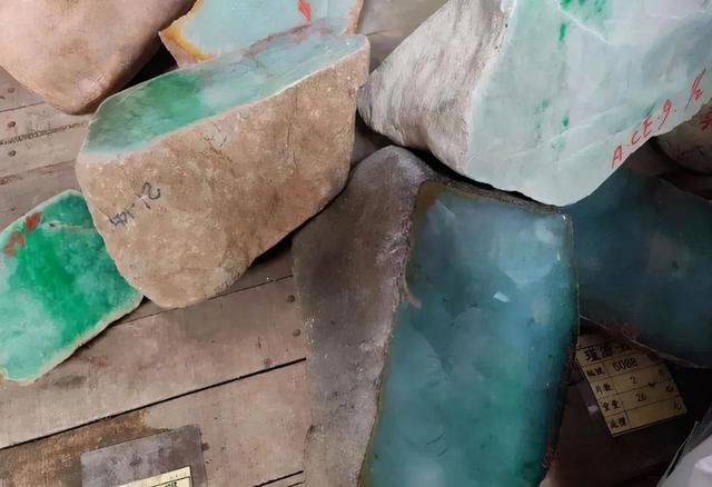 两色翡翠的行话怎么说翡翠行话知识大全-第5张图片-翡翠网 两色翡翠的行话怎么说翡翠行话知识大全-第5张图片-翡翠网