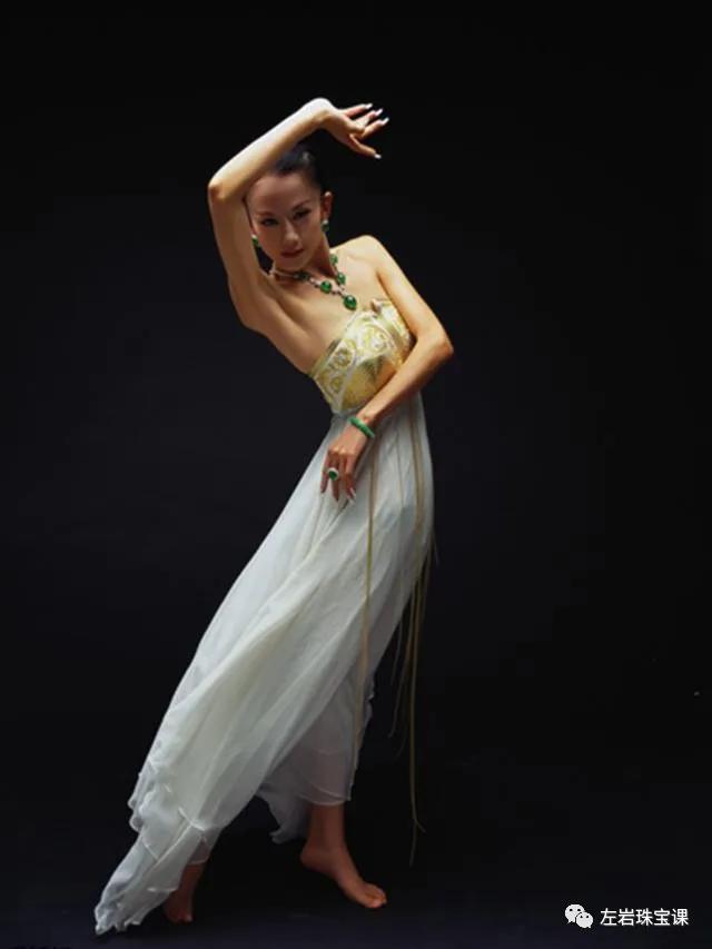 老坑冰种翡翠,翡翠手镯定义视频-第13张图片-翡翠网 老坑冰种翡翠,翡翠手镯定义视频-第13张图片-翡翠网