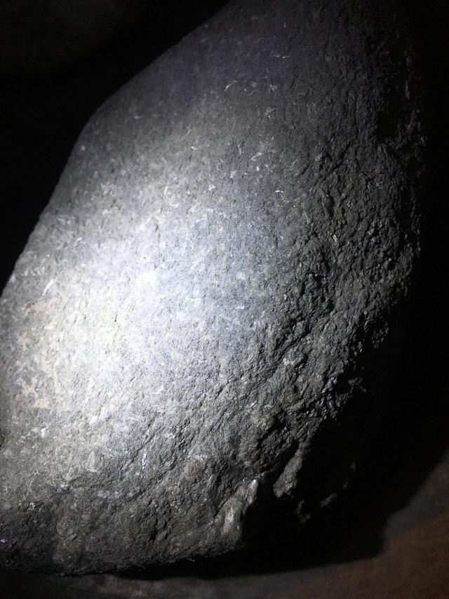 黑乌沙翡翠原石苍蝇翅翡翠原石中有苍蝇翅好吗-第1张图片-翡翠网 黑乌沙翡翠原石苍蝇翅翡翠原石中有苍蝇翅好吗-第1张图片-翡翠网