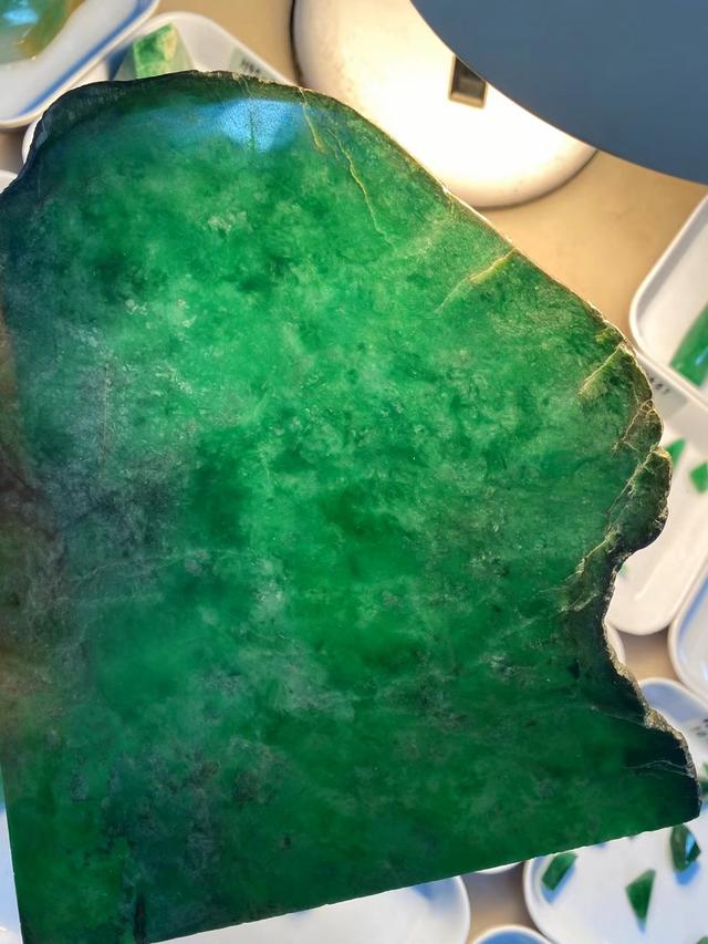 吕梁祖母绿翡翠原石巨大祖母绿原石-第1张图片-翡翠网 吕梁祖母绿翡翠原石巨大祖母绿原石-第1张图片-翡翠网