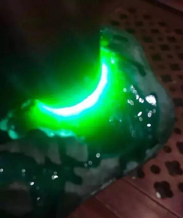 翡翠原石抛光视频教程翡翠原石怎么切开-第2张图片-翡翠网 翡翠原石抛光视频教程翡翠原石怎么切开-第2张图片-翡翠网