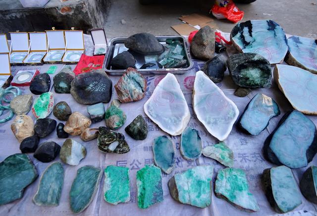 云南翡翠的价格查询云南旅游买翡翠值不值-第12张图片-翡翠网 云南翡翠的价格查询云南旅游买翡翠值不值-第12张图片-翡翠网