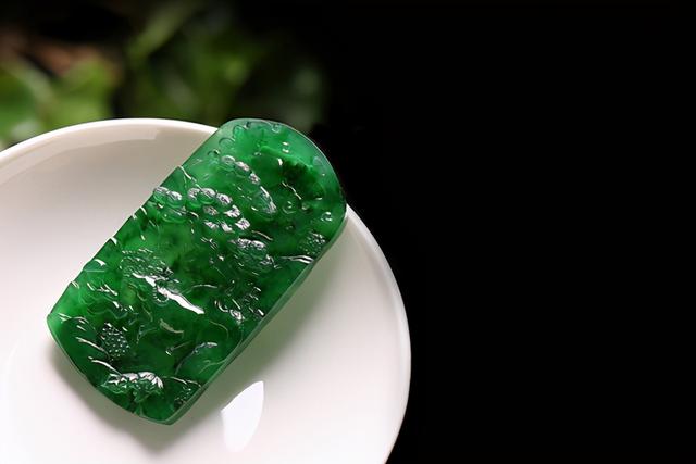 翡翠和玉哪个养人,和田玉跟翡翠的区别-第2张图片-翡翠网 翡翠和玉哪个养人,和田玉跟翡翠的区别-第2张图片-翡翠网