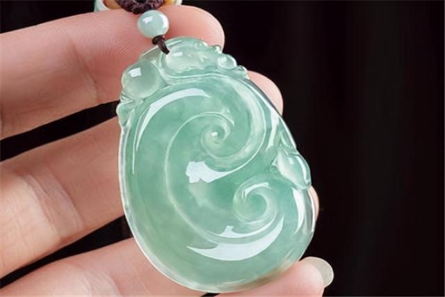 翡翠和玉哪个养人,和田玉跟翡翠的区别-第3张图片-翡翠网 翡翠和玉哪个养人,和田玉跟翡翠的区别-第3张图片-翡翠网