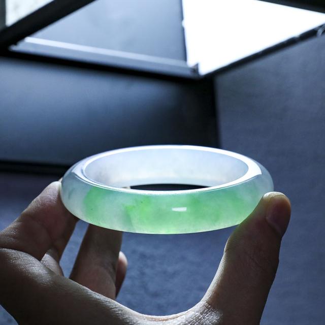 翡翠手镯价格评估翡翠手镯的厚度可以改吗-第2张图片-翡翠网 翡翠手镯价格评估翡翠手镯的厚度可以改吗-第2张图片-翡翠网