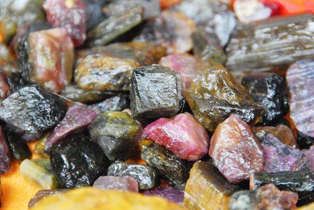 玉石翡翠原石尚志原石翡翠-第16张图片-翡翠网 玉石翡翠原石尚志原石翡翠-第16张图片-翡翠网