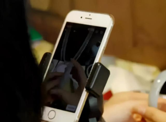 翡翠原石染色了怎么办,染色翡翠的鉴别特征-第3张图片-翡翠网 翡翠原石染色了怎么办,染色翡翠的鉴别特征-第3张图片-翡翠网