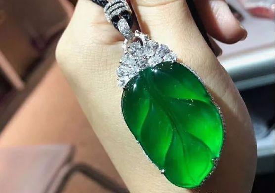 帝皇绿翡翠原石价格最大的帝王绿原石-第1张图片-翡翠网 帝皇绿翡翠原石价格最大的帝王绿原石-第1张图片-翡翠网