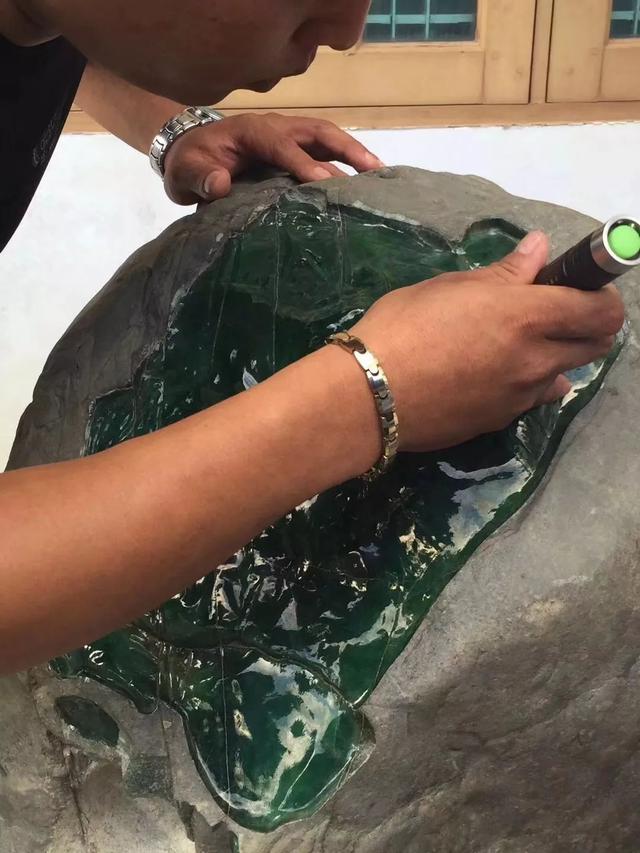 帝皇绿翡翠原石价格最大的帝王绿原石-第4张图片-翡翠网 帝皇绿翡翠原石价格最大的帝王绿原石-第4张图片-翡翠网