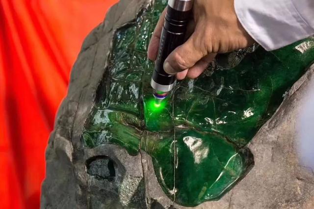 帝皇绿翡翠原石价格最大的帝王绿原石-第5张图片-翡翠网 帝皇绿翡翠原石价格最大的帝王绿原石-第5张图片-翡翠网