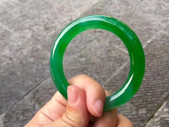 帝皇绿翡翠原石价格最大的帝王绿原石-第6张图片-翡翠网 帝皇绿翡翠原石价格最大的帝王绿原石-第6张图片-翡翠网