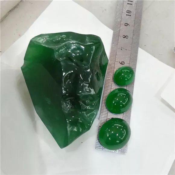 帝皇绿翡翠原石价格最大的帝王绿原石-第7张图片-翡翠网 帝皇绿翡翠原石价格最大的帝王绿原石-第7张图片-翡翠网