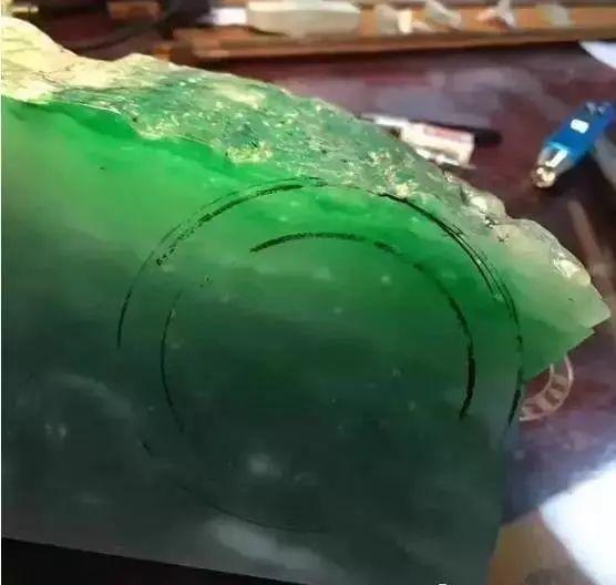 帝皇绿翡翠原石价格最大的帝王绿原石-第16张图片-翡翠网 帝皇绿翡翠原石价格最大的帝王绿原石-第16张图片-翡翠网