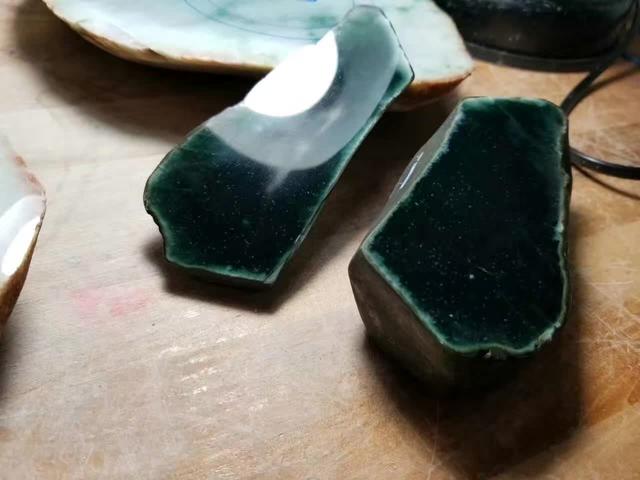 翡翠原石蓝水料子打灯天空蓝,莫湾基皮壳种类图-第1张图片-翡翠网 翡翠原石蓝水料子打灯天空蓝,莫湾基皮壳种类图-第1张图片-翡翠网