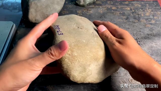 关于缅甸摸摸亮场口翡翠原石价格的信息-第1张图片-翡翠网 关于缅甸摸摸亮场口翡翠原石价格的信息-第1张图片-翡翠网