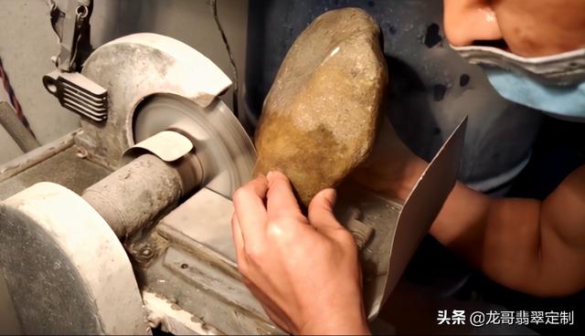 关于缅甸摸摸亮场口翡翠原石价格的信息-第3张图片-翡翠网 关于缅甸摸摸亮场口翡翠原石价格的信息-第3张图片-翡翠网