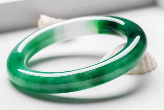 翡翠手镯碰了痕迹怎么办,玉上面有划痕怎么办-第1张图片-翡翠网 翡翠手镯碰了痕迹怎么办,玉上面有划痕怎么办-第1张图片-翡翠网