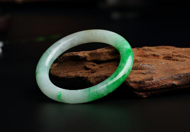 翡翠手镯碰了痕迹怎么办,玉上面有划痕怎么办-第2张图片-翡翠网 翡翠手镯碰了痕迹怎么办,玉上面有划痕怎么办-第2张图片-翡翠网